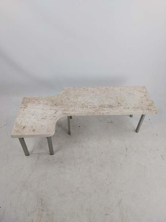 Image 1 of 1 x table d'appoint en travertin de forme abstraite. Base en métal 1970