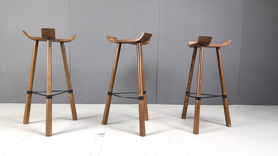 Tabourets de bar brutalistes du milieu du siècle dernier - ensemble de 3, 1960 – Wood, Vintage (photo 8 of 8)