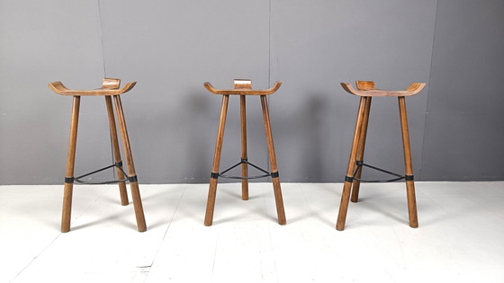 Tabourets de bar brutalistes du milieu du siècle dernier - ensemble de 3, 1960 – Wood, Vintage (photo 2 of 8)