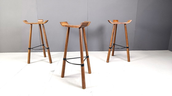 Tabourets de bar brutalistes du milieu du siècle dernier - ensemble de 3, 1960 – Wood, Vintage (photo 6 of 8)