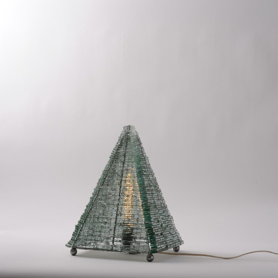 Image 1 of Lampada da tavolo vintage in cristallo italiano a forma di piramide. Altezza 36 cm, base 26,5 x 26,5 cm.
