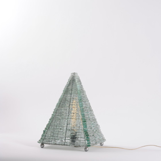 Image 1 of Lampada da tavolo vintage in cristallo italiano a forma di piramide. Altezza 36 cm, base 26,5 x 26,5 cm.