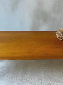 Panca vintage su gambe alte e sottili con calze in ottone