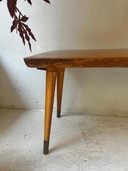 Panca vintage su gambe alte e sottili con calze in ottone
