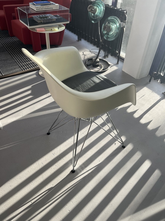 Image 1 of 10x Vitra Eames Dar chair