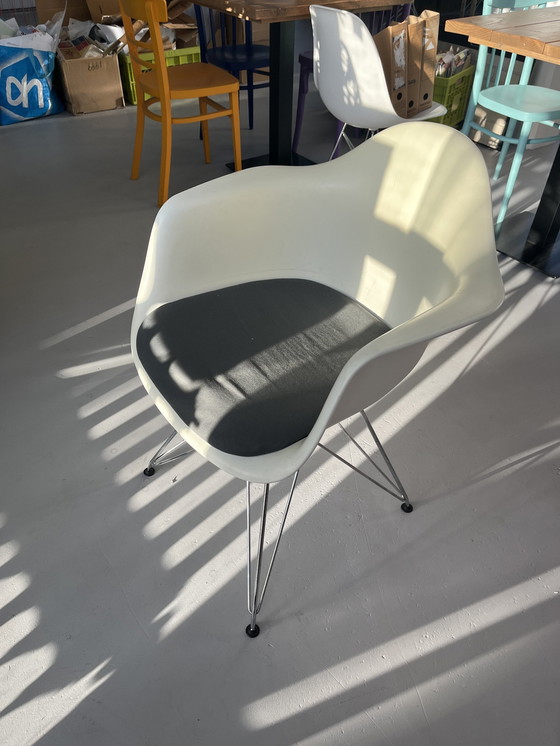 Image 1 of 10x Vitra Eames Dar chair