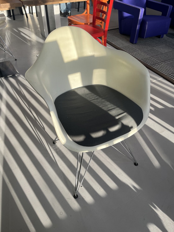 Image 1 of 10x Vitra Eames Dar chair