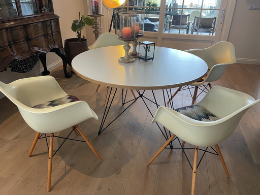 4x Eames DAW chair with table