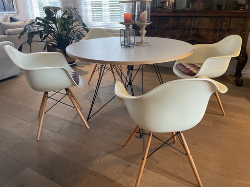 4x Eames DAW chair with table