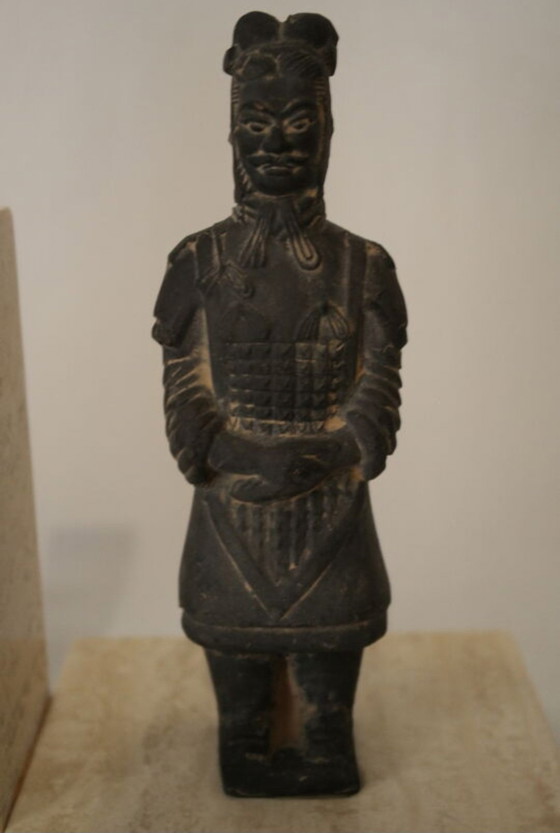 Image 1 of Coppia di fermalibri in travertino con guerrieri cinesi, XX secolo 