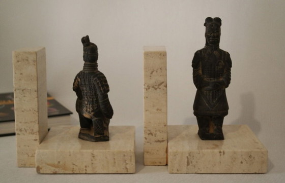 Image 1 of Coppia di fermalibri in travertino con guerrieri cinesi, XX secolo 