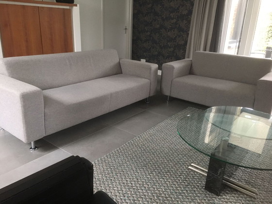 Image 1 of Canapé moderne Goossens 3 places gris clair/beige avec pieds chromés