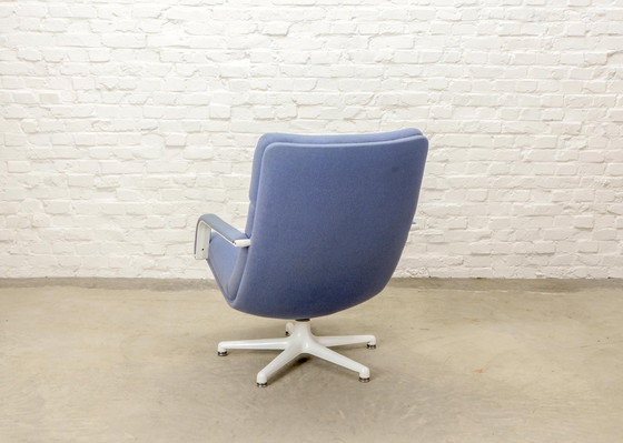 Image 1 of Mid Century Dutch Design Lavender Blue Swivel Lounge Chair F141 by Geoffrey Harcourt for Artifort, 1960s