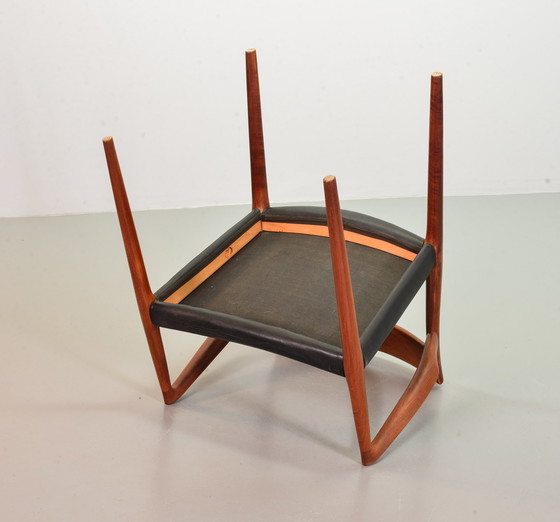 Image 1 of Silla de oficina Niels Otto Moller, modelo 57, de teca maciza con asiento de cuero negro. Dinamarca, década de 1960.