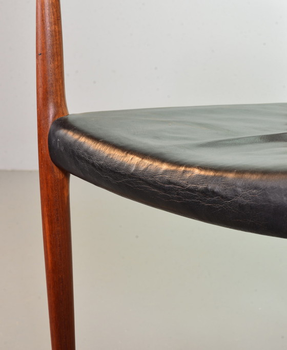 Image 1 of Silla de oficina Niels Otto Moller, modelo 57, de teca maciza con asiento de cuero negro. Dinamarca, década de 1960.