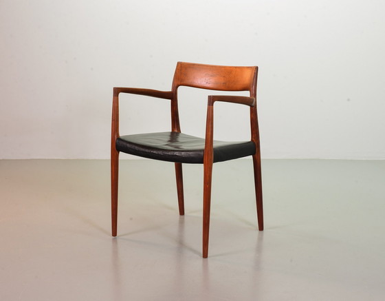 Image 1 of Silla de oficina Niels Otto Moller, modelo 57, de teca maciza con asiento de cuero negro. Dinamarca, década de 1960.