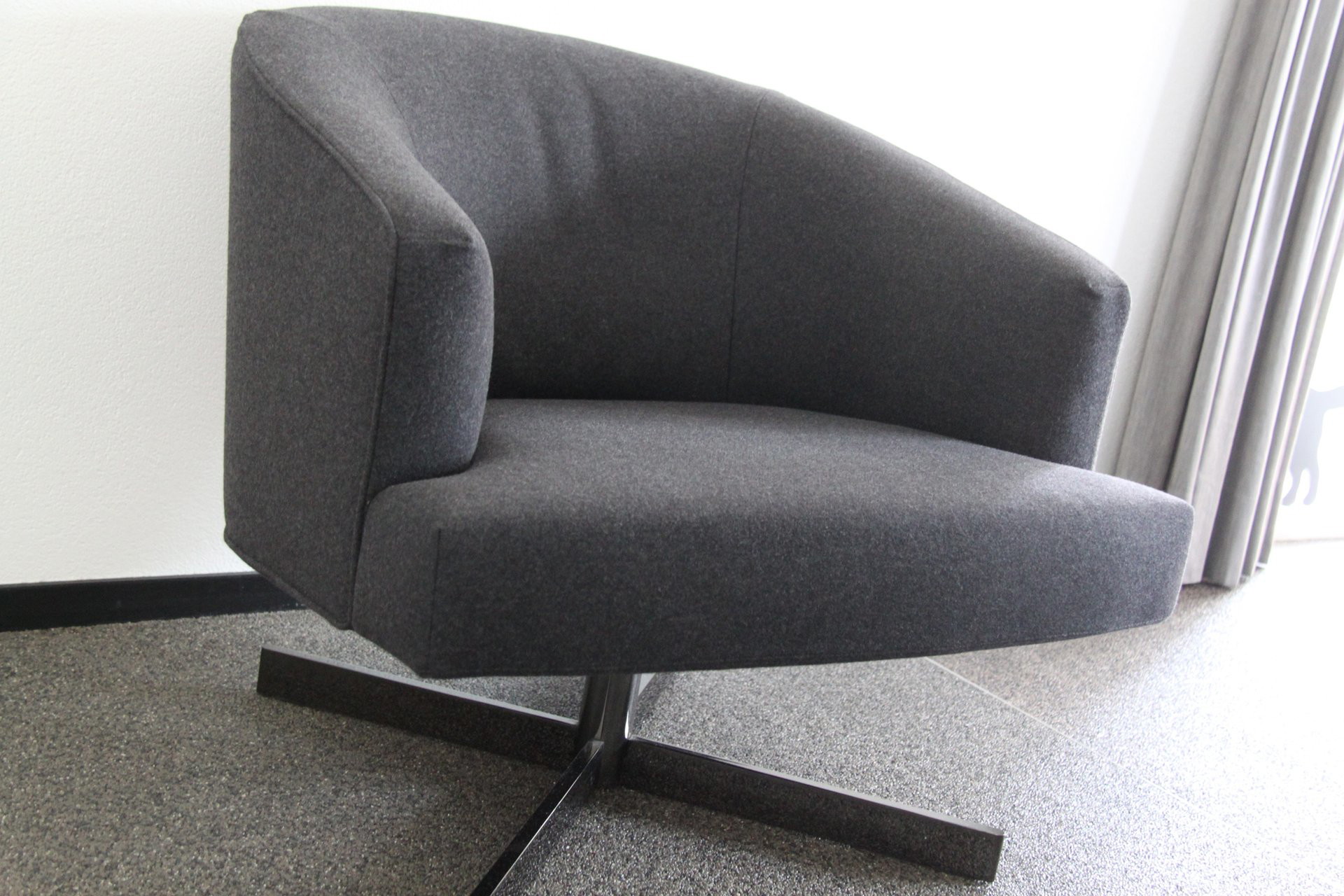 Minotti best sale swivel chair