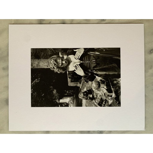 Fotograbado vintage "Père Lachaise, Tumba de Talma, París" de Helmut Newton, Francia