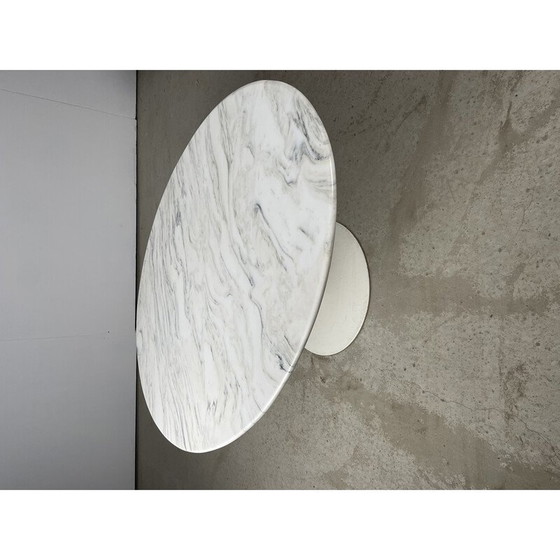 Image 1 of Vintage oval coffee table by Saarinen Knoll