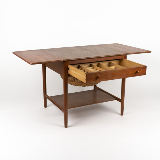 Image 1 of Hans J. Wegner Naaitafel model AT 33