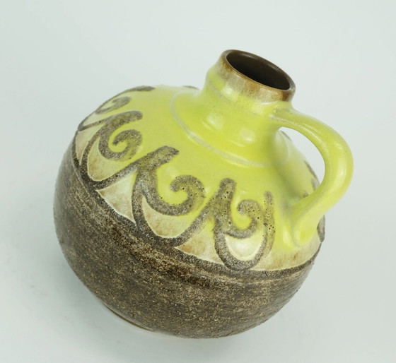 Image 1 of strehla gdr fat lava VASE pichet lave brune émail jaune modèle 9017