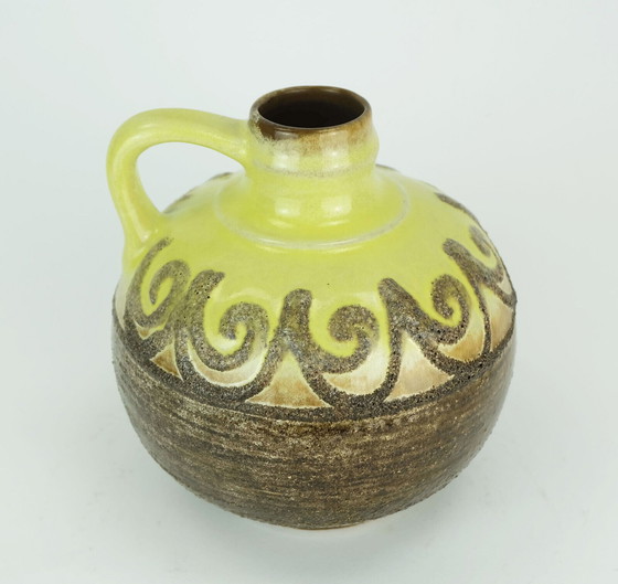 Image 1 of strehla gdr fat lava VASE pichet lave brune émail jaune modèle 9017