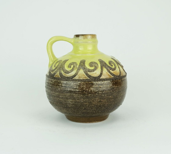 Image 1 of strehla gdr fat lava VASE pichet lave brune émail jaune modèle 9017