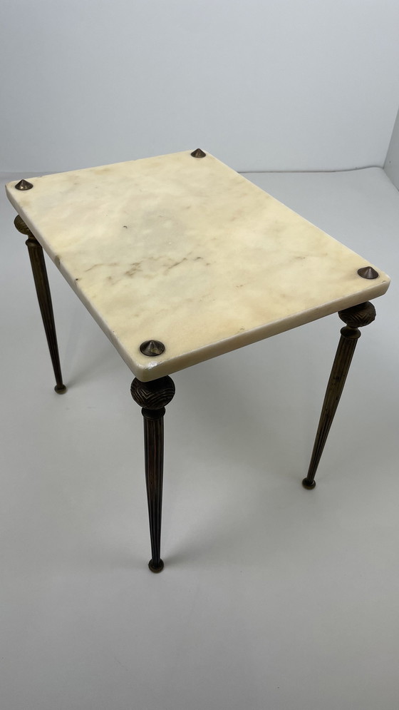 Image 1 of Tavolino laterale in marmo vintage con gambe in ottone 