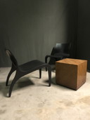 Studio Parade Chaises et table de salon minimalistes en bois.