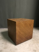 Studio Parade Chaises et table de salon minimalistes en bois.