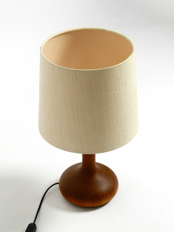 Image 1 of Lampe de table DOMUS en teck des années 80 avec abat-jour en tissu de soie sauvage d'origine