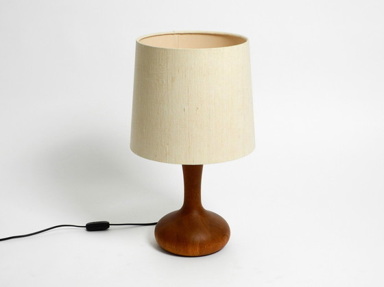 Image 1 of Lampe de table DOMUS en teck des années 80 avec abat-jour en tissu de soie sauvage d'origine