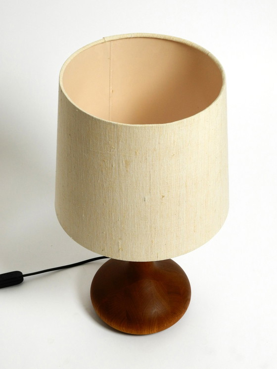 Image 1 of Lampe de table DOMUS en teck des années 80 avec abat-jour en tissu de soie sauvage d'origine