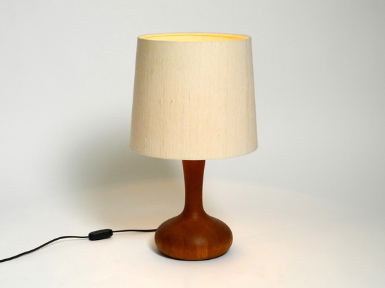 Image 1 of Lampe de table DOMUS en teck des années 80 avec abat-jour en tissu de soie sauvage d'origine