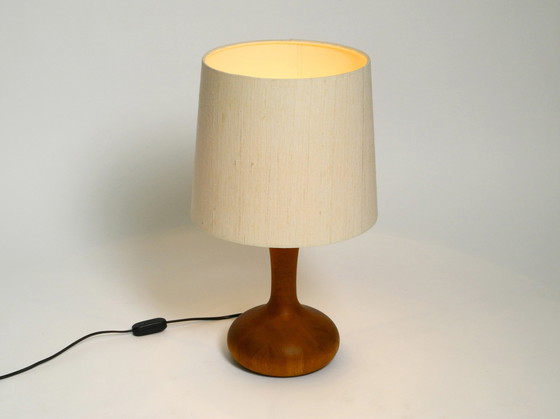 Image 1 of Lampe de table DOMUS en teck des années 80 avec abat-jour en tissu de soie sauvage d'origine