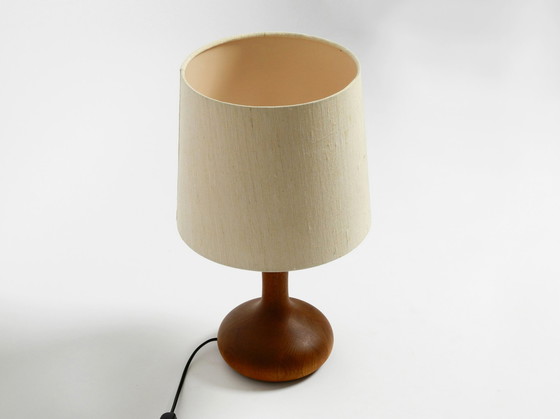 Image 1 of Lampe de table DOMUS en teck des années 80 avec abat-jour en tissu de soie sauvage d'origine