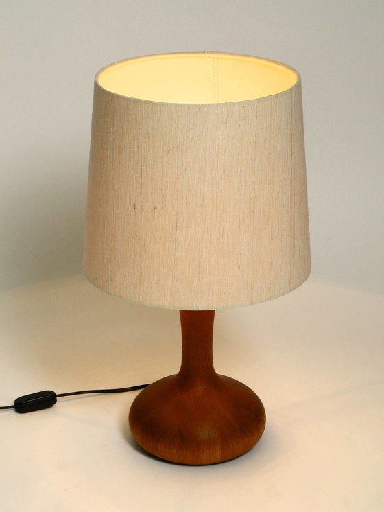 Image 1 of Lampe de table DOMUS en teck des années 80 avec abat-jour en tissu de soie sauvage d'origine