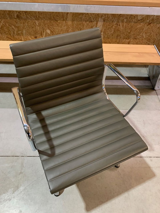 Image 1 of Chaise en cuir Vitra EA107