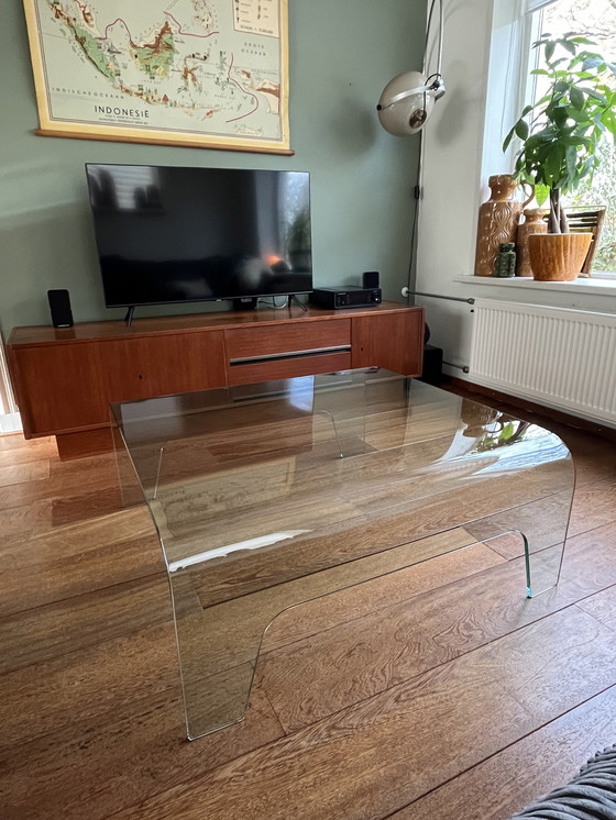 Image 1 of Table basse design en verre