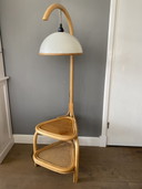 Lampadaire vintage en rotin Manou avec table
