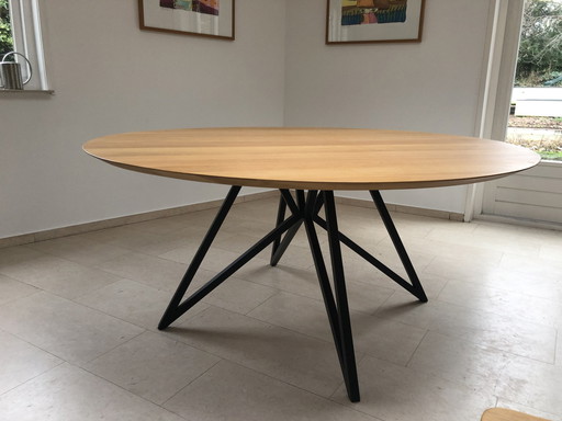 Studio Henk round dining table