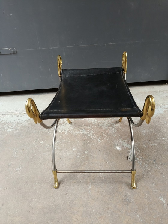 Image 1 of Tabouret vintage en forme de cygne