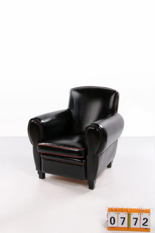 Very comfortable and beautiful leather armchair by LA Lounge Atelier.