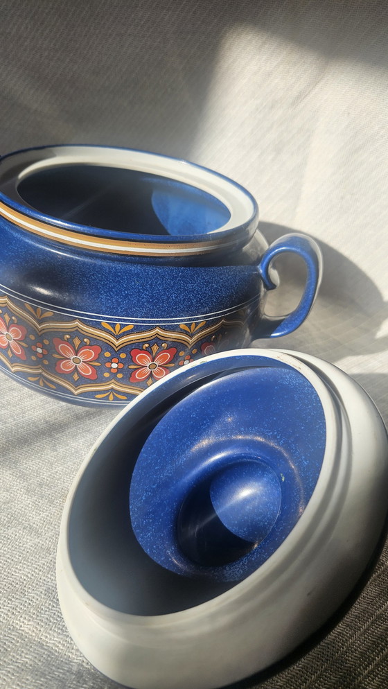 Image 1 of Bellissima padella retrò in ceramica blu con motivo floreale arancione