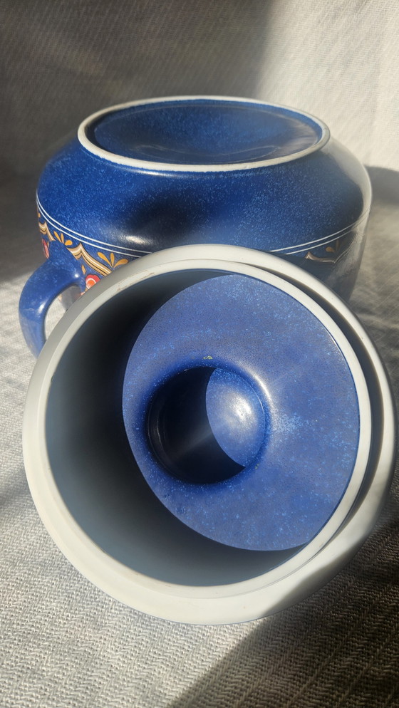 Image 1 of Bellissima padella retrò in ceramica blu con motivo floreale arancione