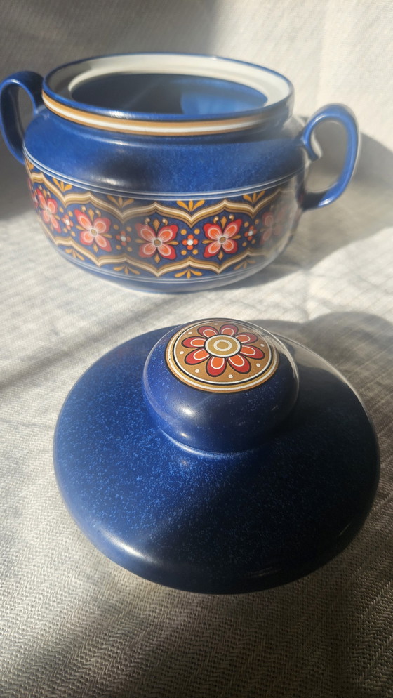 Image 1 of Bellissima padella retrò in ceramica blu con motivo floreale arancione