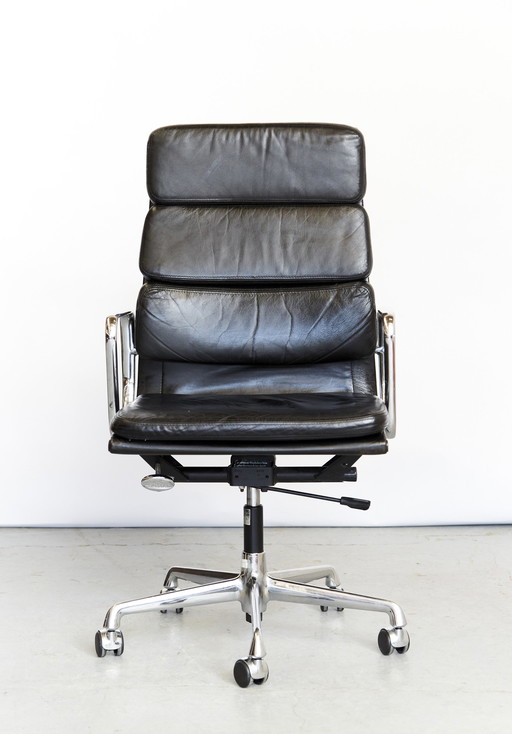 Charles & Ray Eames Softpad Executive Chair Ea219 For Vitra