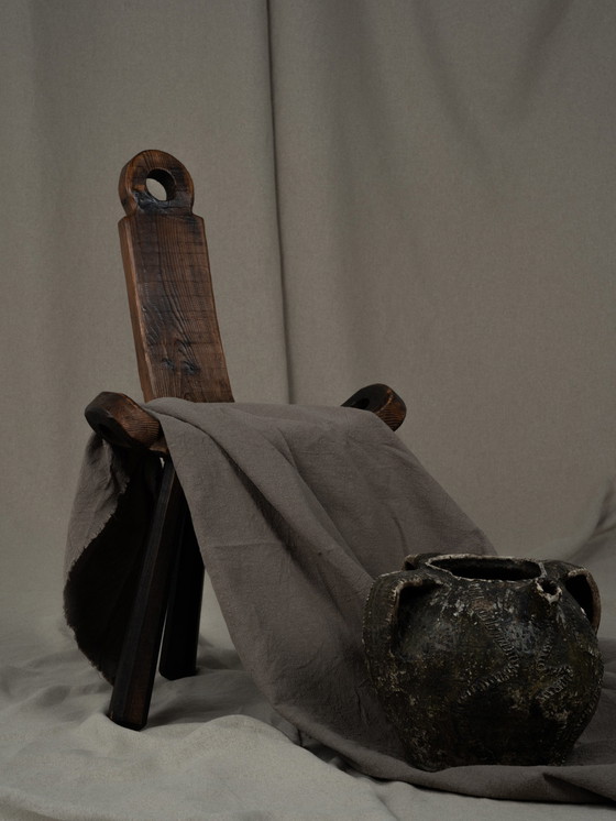 Image 1 of Chaise tripode en bois espagnole brutaliste