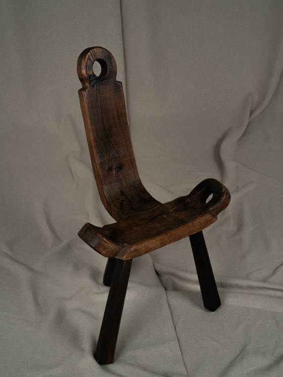 Image 1 of Chaise tripode en bois espagnole brutaliste