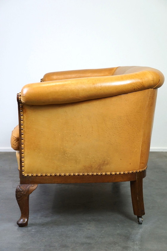 Image 1 of Ensemble de 2 fauteuils club et d'un canapé, en cuir couleur cognac et à roulettes